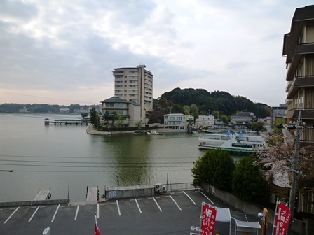 遊覧船と温泉地風景